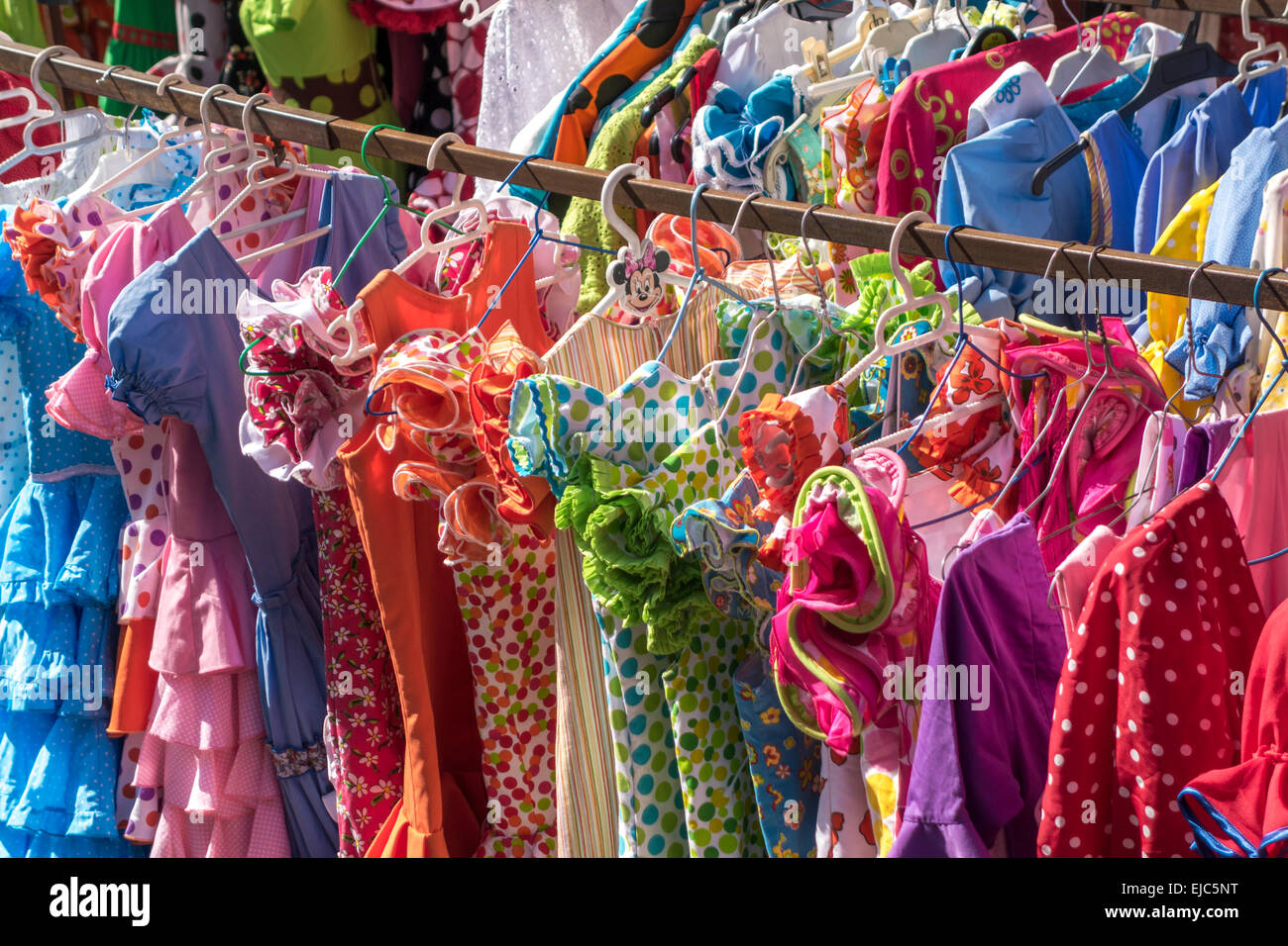 Traditionelle Flamenco-Kleider oder Traje de Gitana. Reihen von secondhand gebrauchte Kleider in der Donnerstag-floh-Markt in Sevilla. Stockfoto