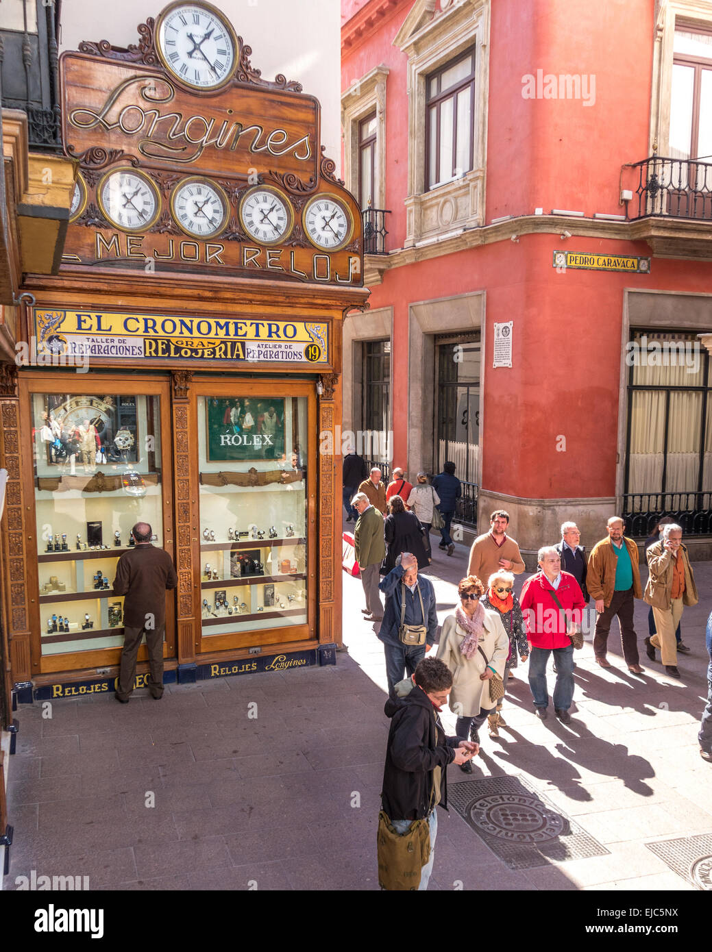 Wichtigste Einkaufsstraße Calle Sierpes in Sevilla Spanien. Berühmten Shop Display Fassade von Longines Uhren, Chronometer und Uhren. Stockfoto