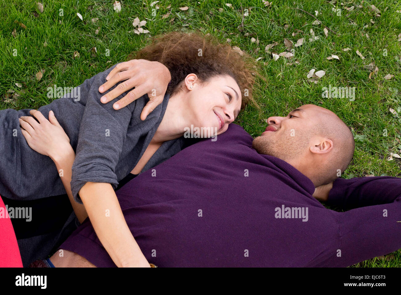 junges Paar zusammen in der Wiese liegend Stockfoto