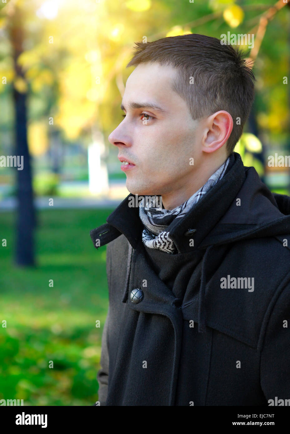 Junger Mann im Park Stockfoto