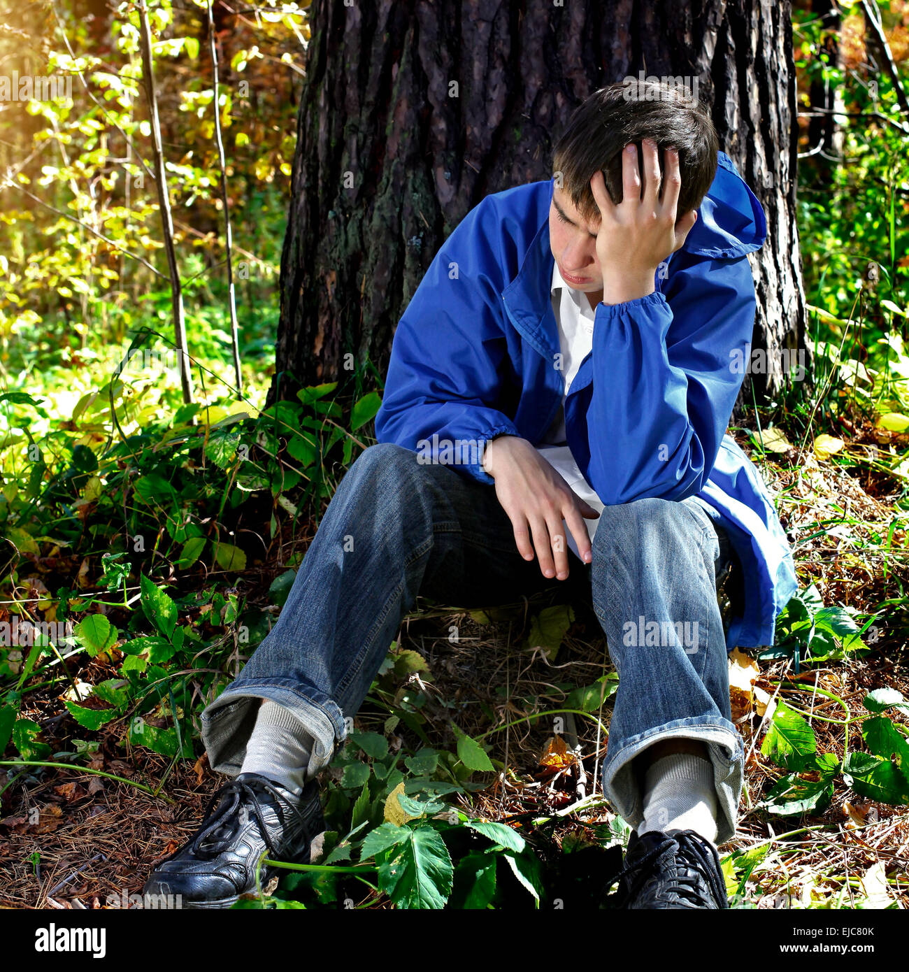 Traurige Teenager im Wald Stockfoto