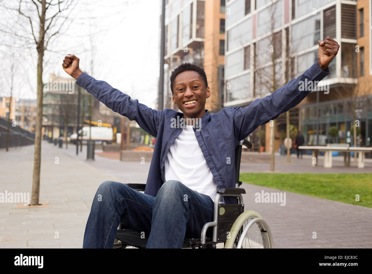 glücklich Rollstuhlfahrer einen Erfolg feiern. Stockfoto