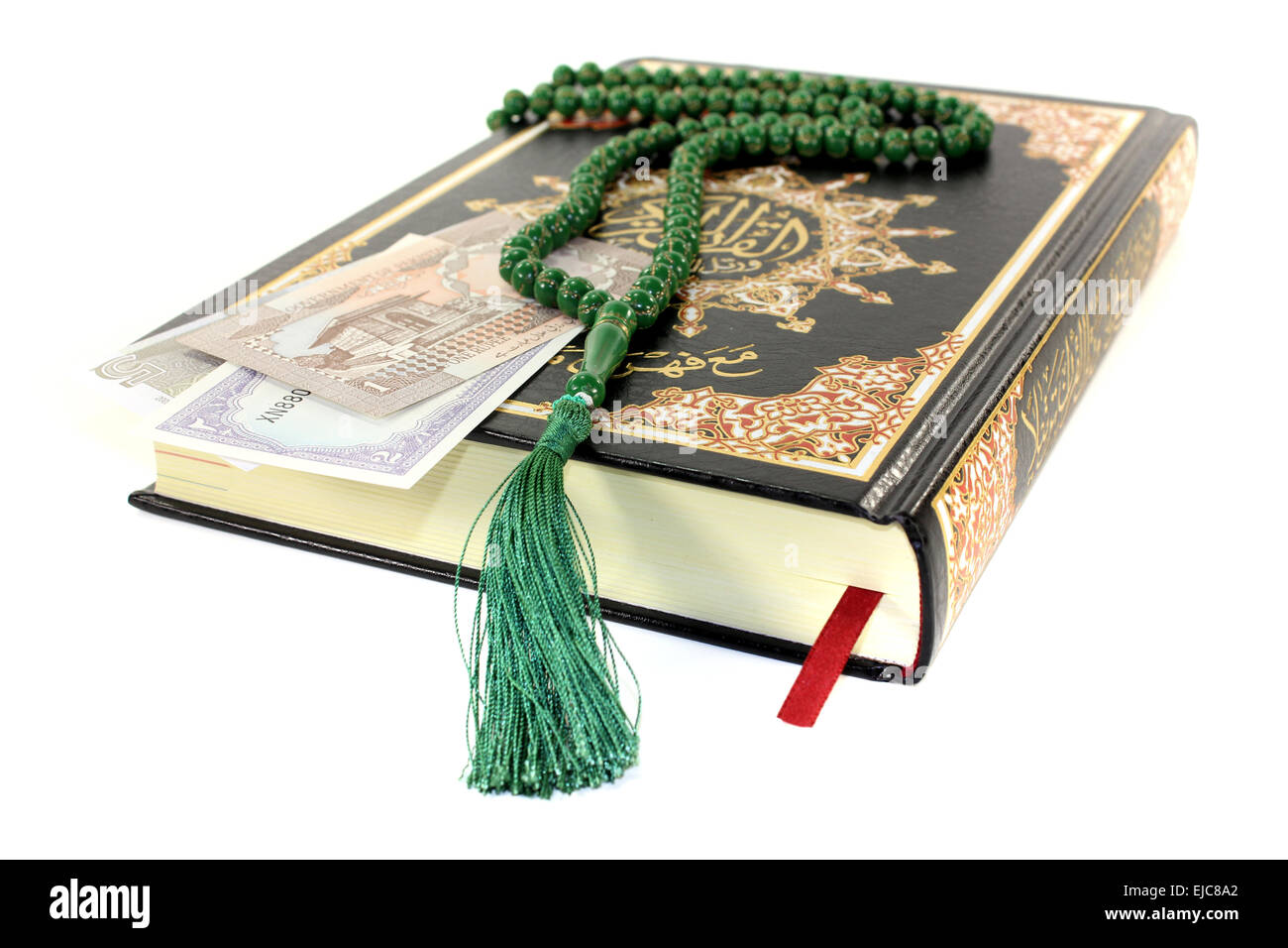 knallte Koran mit pakistanischen Währung Stockfoto
