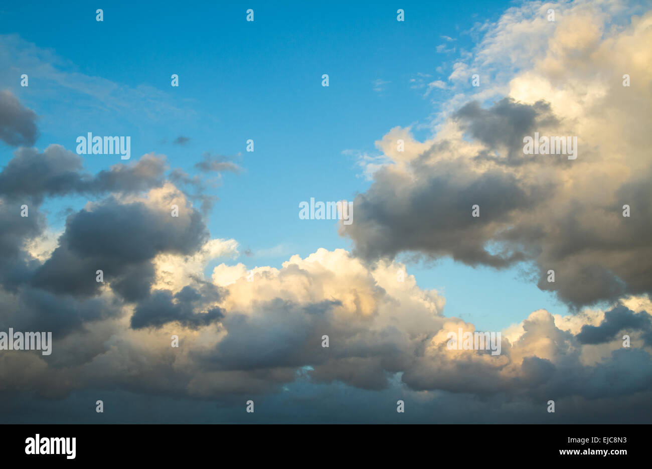 Wolken im blauen Himmel. Stockfoto