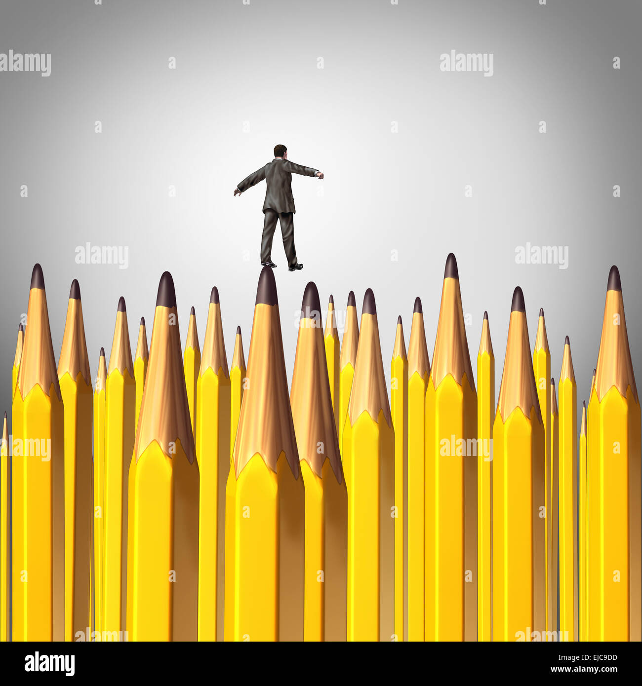Kreative Entscheidung-Risk-Konzept als eine Person zu Fuß vorsichtig durch einen Hintergrund mit einer Gruppe von geschärfte Spitze Bleistifte Stockfoto