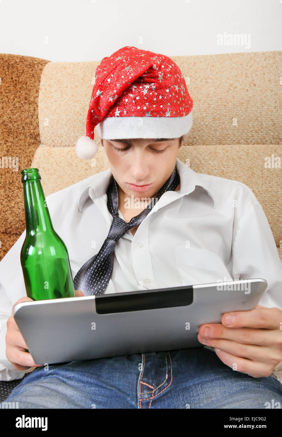 Teenager mit einem Bier und Tablett Stockfoto