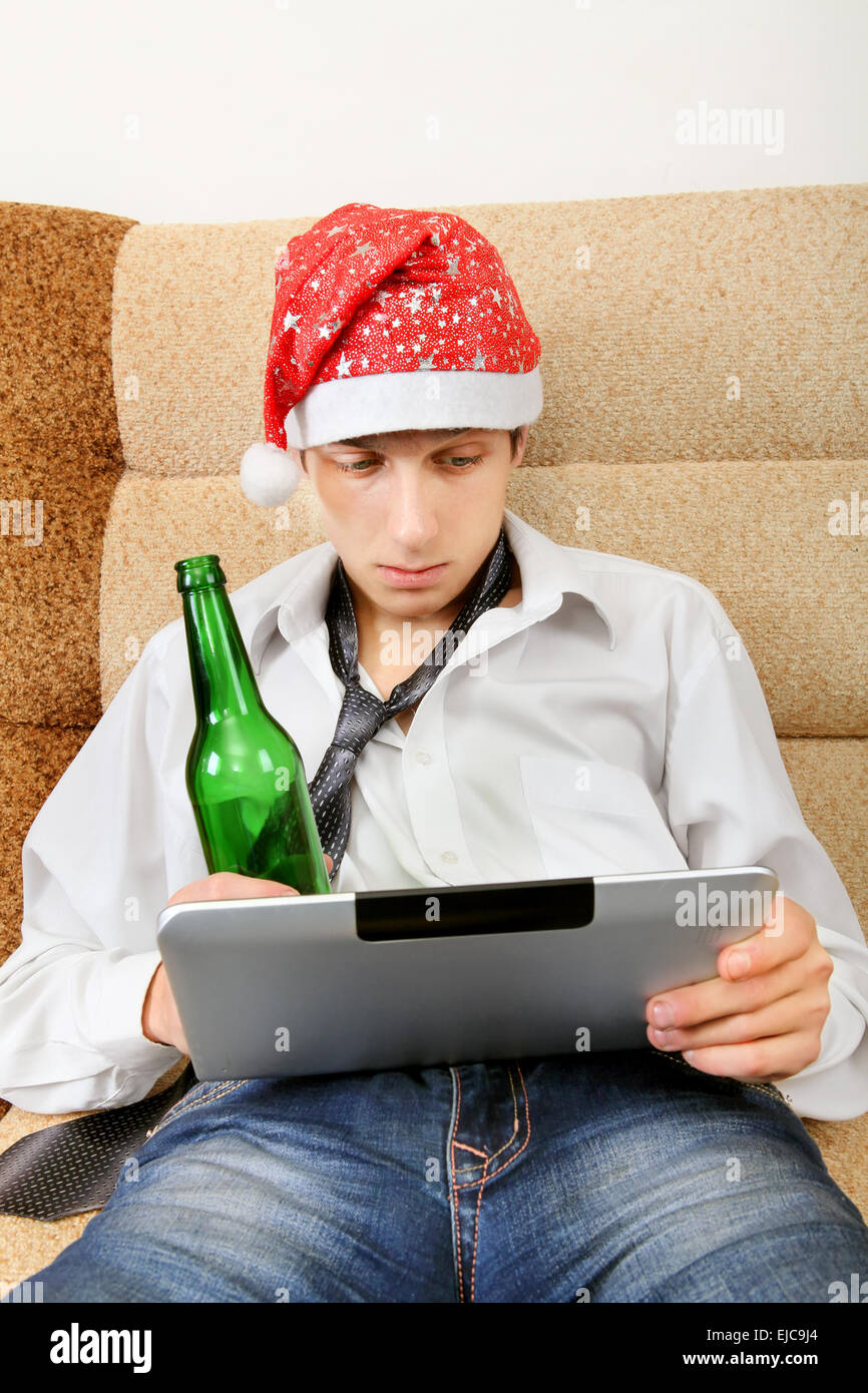 Teenager mit einem Bier und Tablett Stockfoto