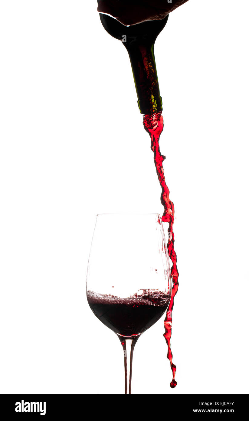 Wein aus der Flasche ins Glas gießen Stockfoto
