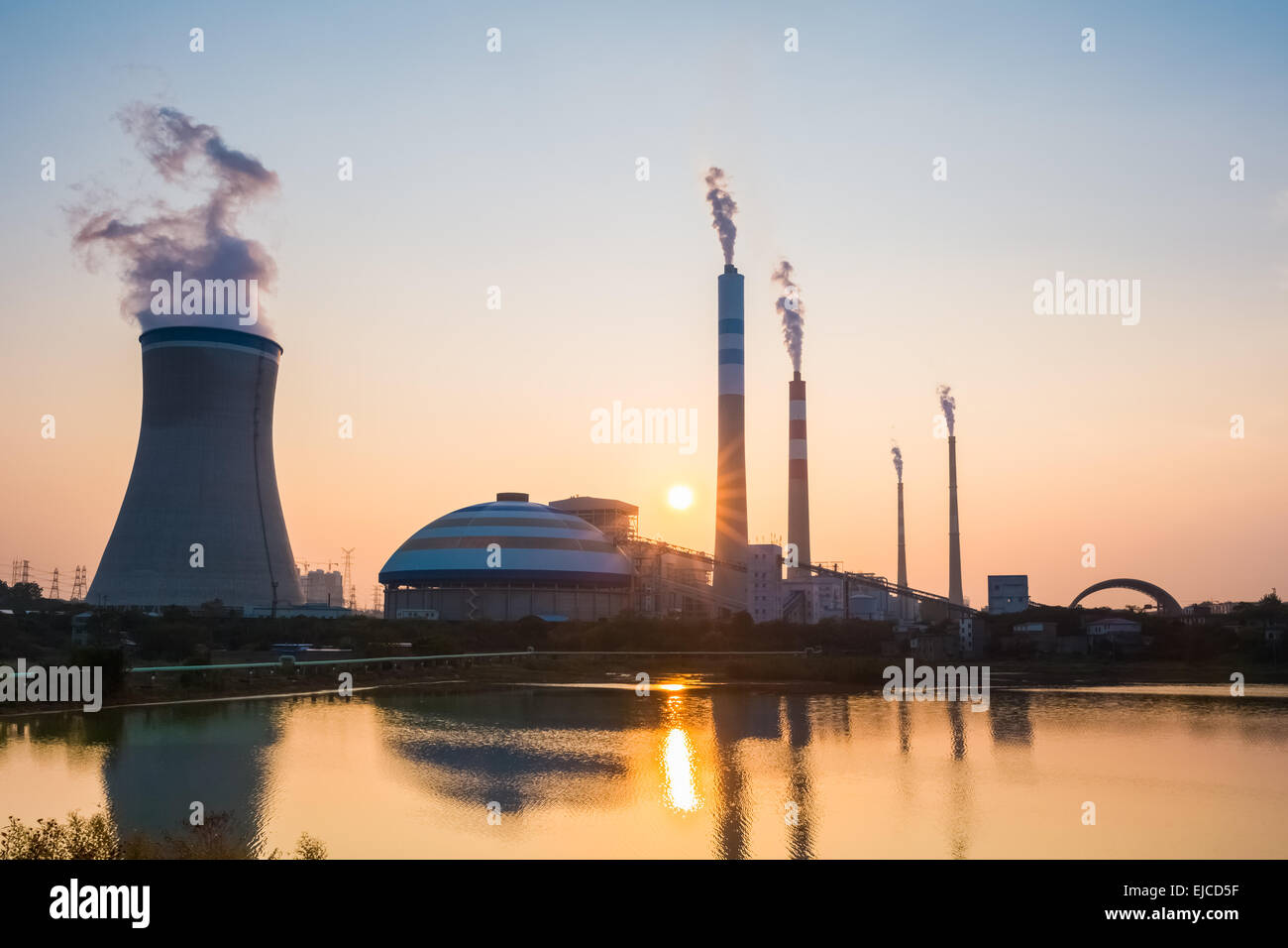 Kohle-Kraftwerk mit der untergehenden Sonne Stockfoto
