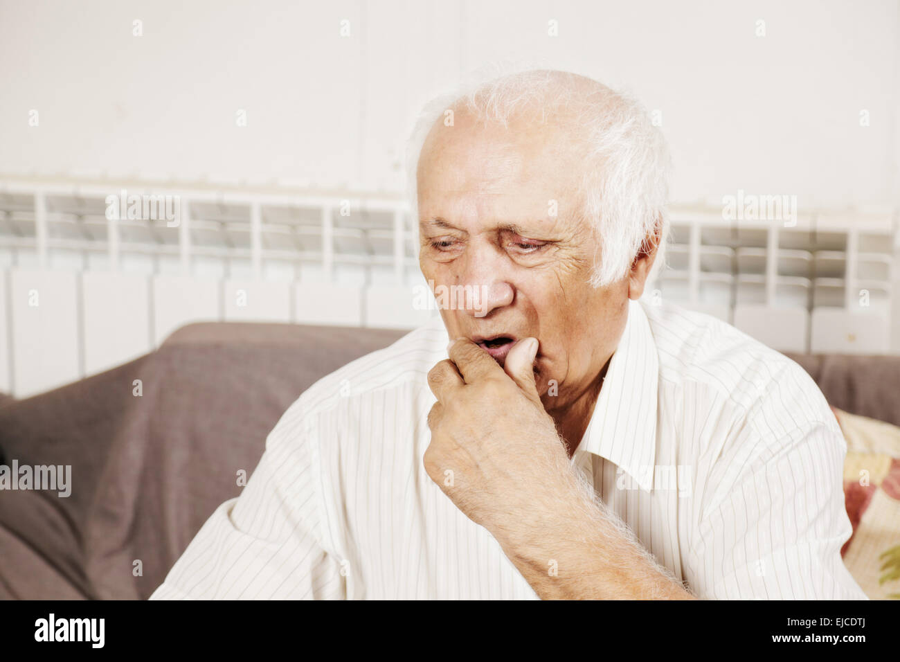 Alter Mann in Gedanken Stockfoto
