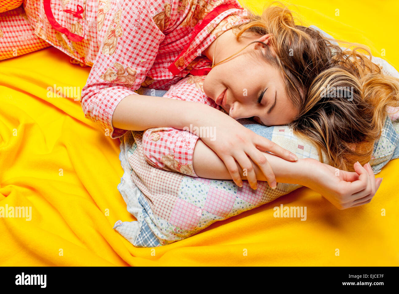 Mädchen schläft auf dem gelben Blatt Stockfoto
