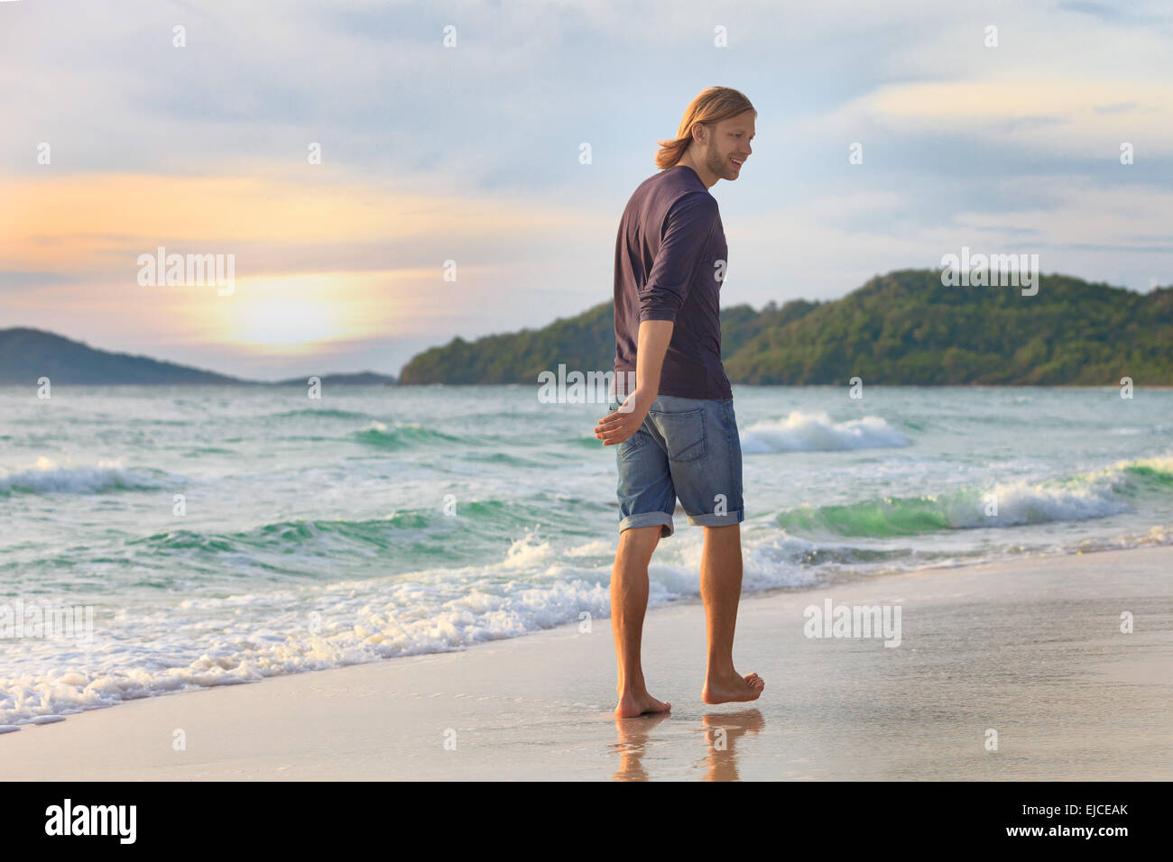 glückliche junge Manl am Strand Stockfoto