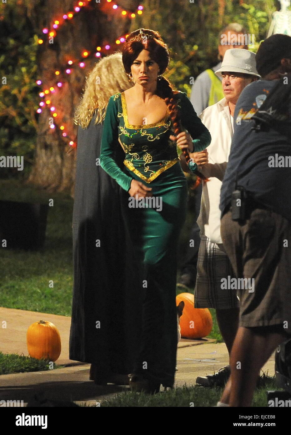 Sofia Vergara trägt eine Prinzessin Fiona von Shrek Kostüm am Set von  "Modern Family" Dreharbeiten zu einer Halloween-Episode. Die Schauspielerin  wurde von co-Star Ed O'Neil verbunden, die Benjamin Franklin für den Anlass
