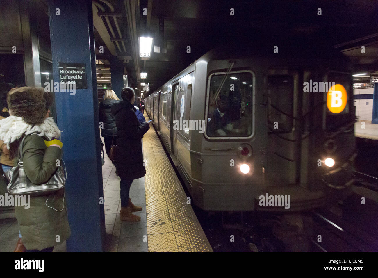 Passagiere auf der New Yorker u-Bahn B Zug an der Station Broadway Lafayette, Manhattan, USA Stockfoto