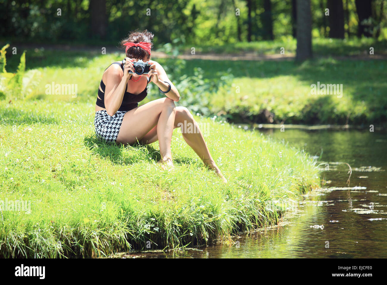 Ein Vintage Frau nehmen Foto in einem park Stockfoto