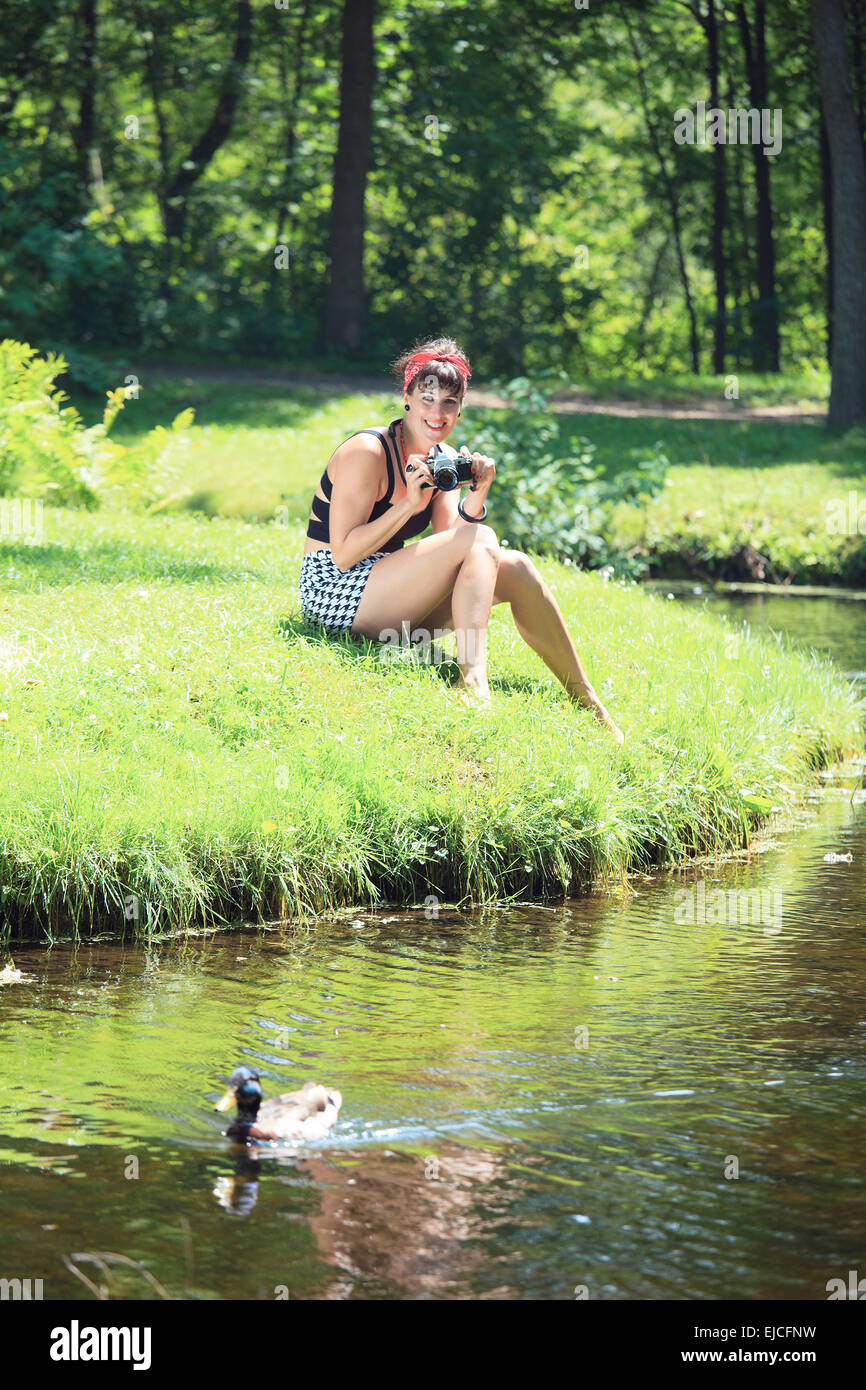 Ein Vintage Frau nehmen Foto in einem park Stockfoto