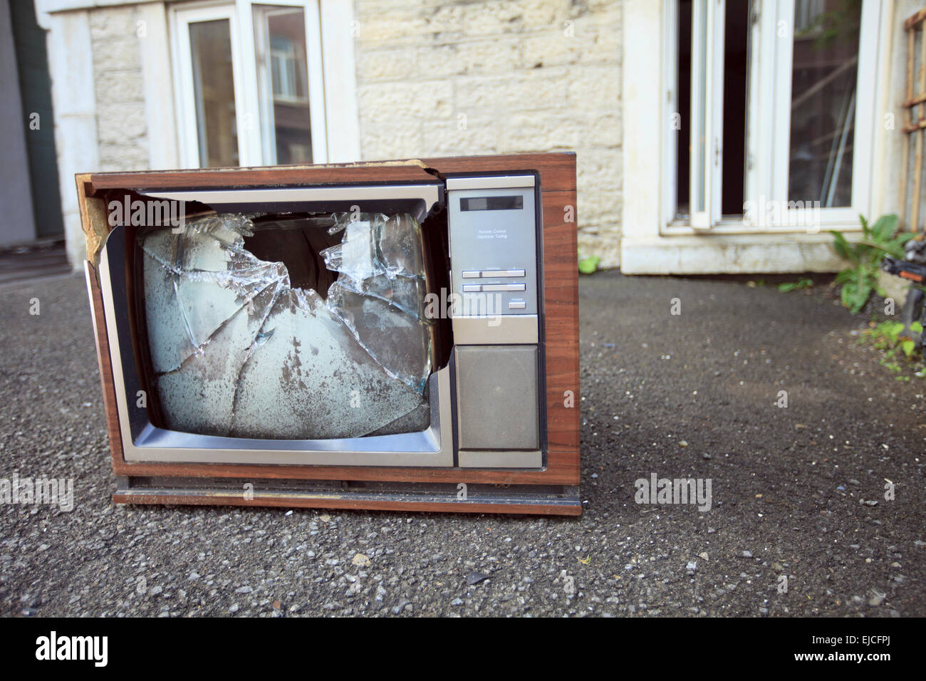 Ein altes gebrochenen TV Links auf die Straße. Stockfoto