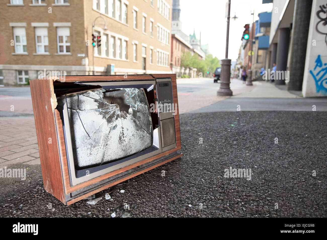 Ein altes gebrochenen TV Links auf die Straße. Stockfoto