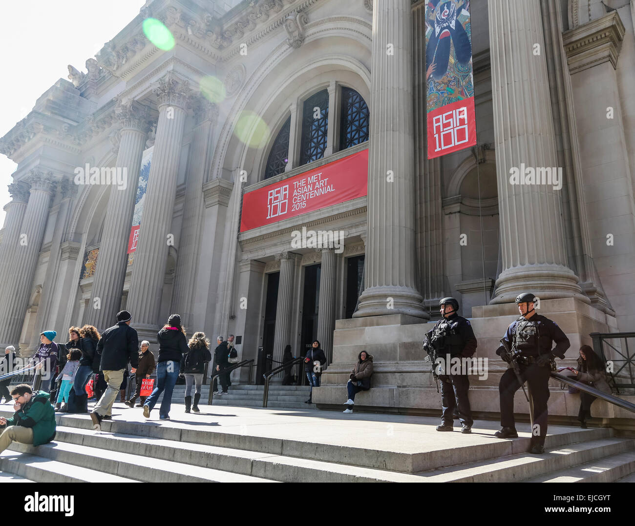 bewaffnete Anti-Terror-Wachen im Dienst, Metropolitan Museum of Art, New York, USA Stockfoto