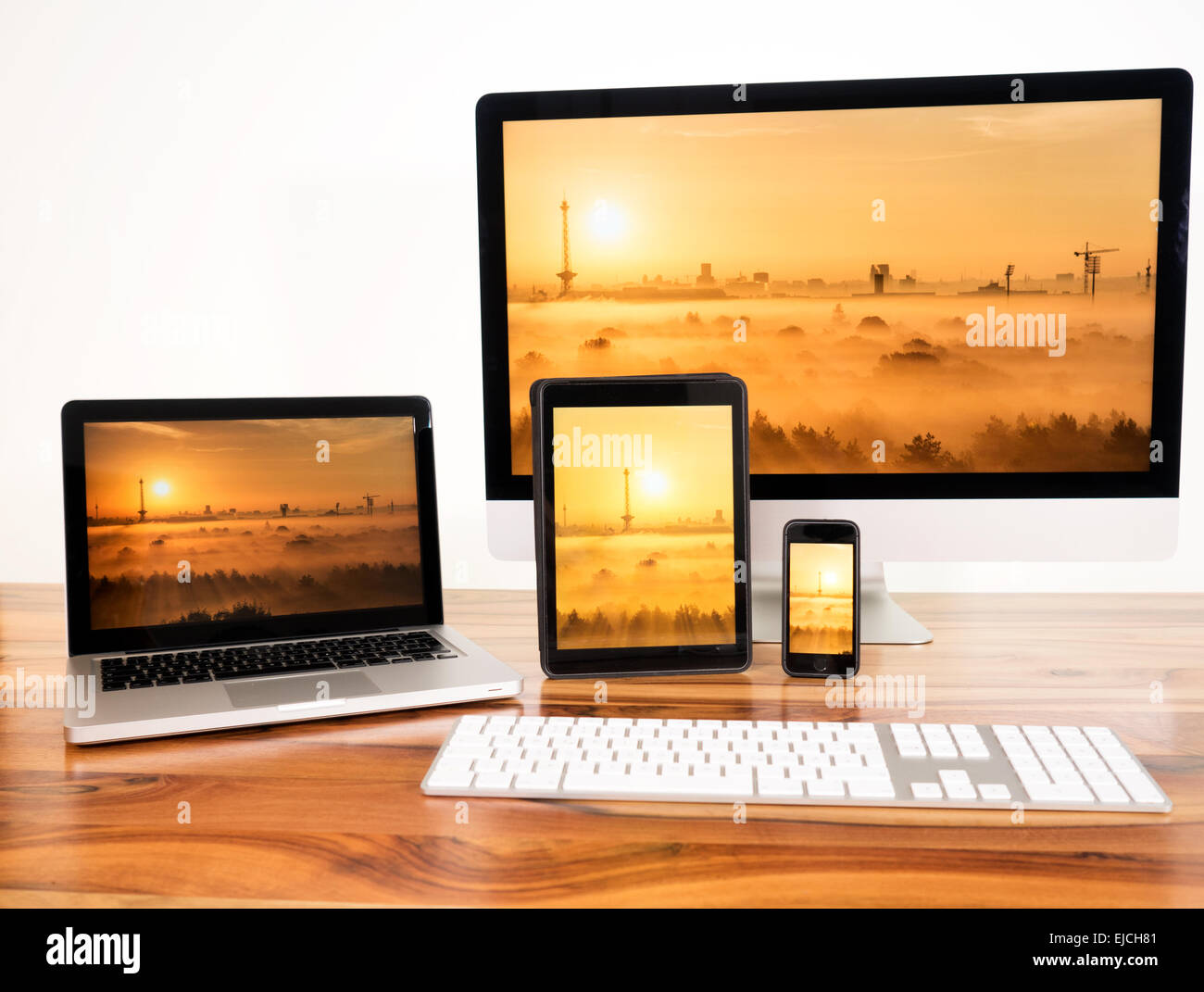 Vernetzte Computer und mobile Geräte Stockfoto