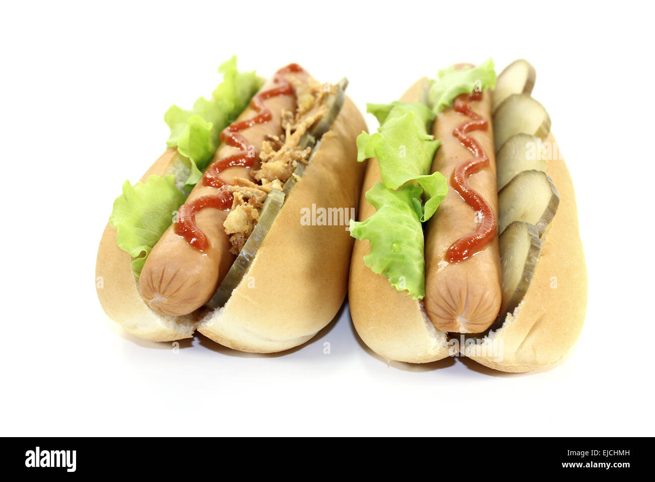 Hot Dogs mit Gurke und Röstzwiebeln Stockfoto