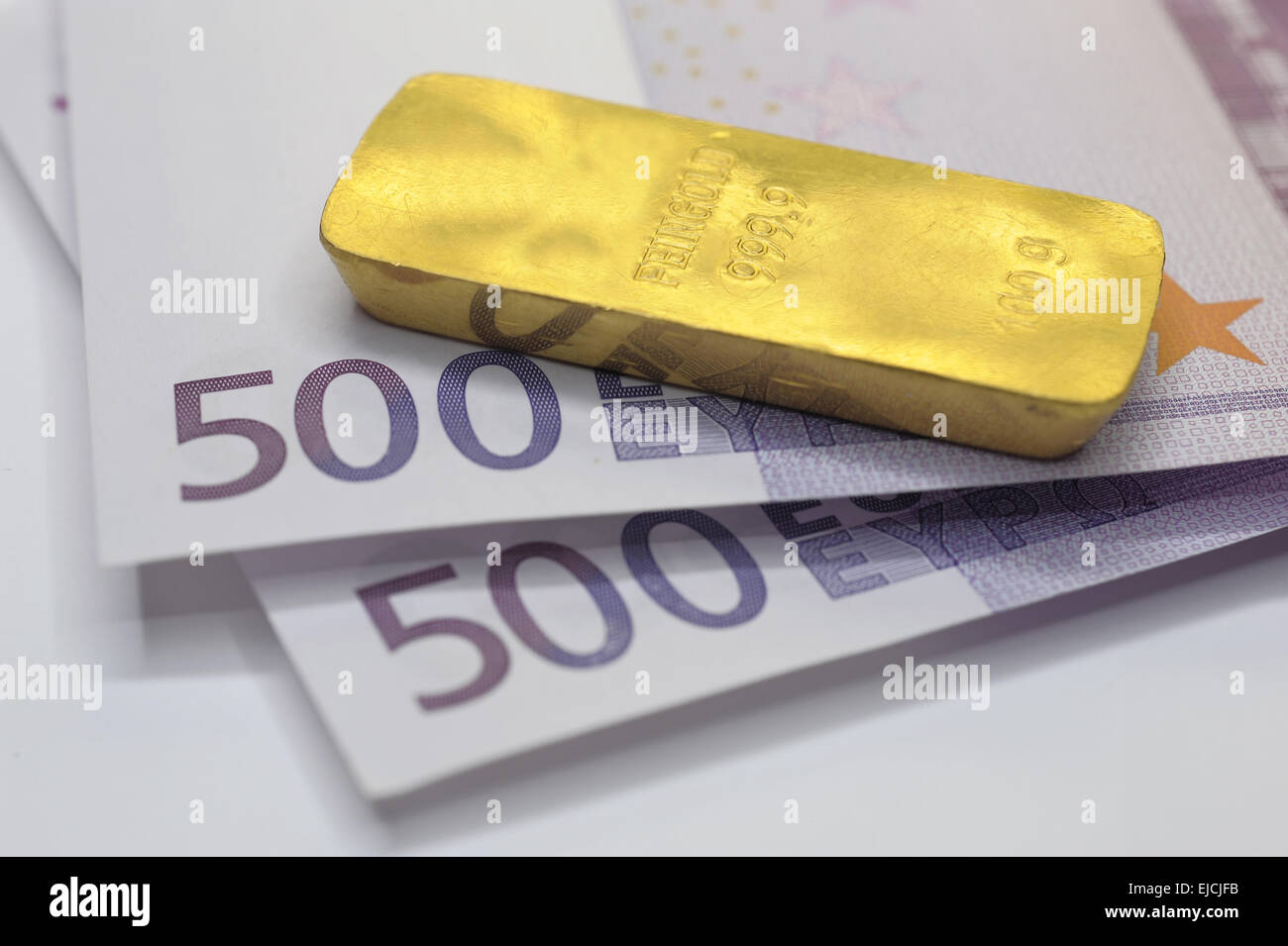 Goldbarren auf Euro-Banknoten Stockfoto
