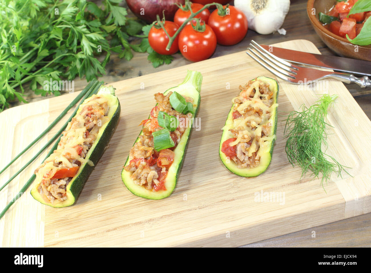 gefüllte Zucchini mit Hackfleisch Stockfoto