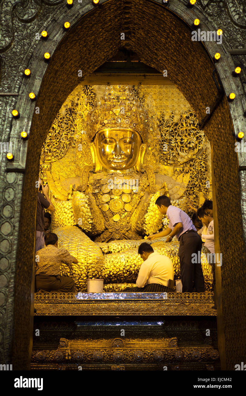 Mahamuni-Tempel ist ein bedeutender Wallfahrtsort in Mandalay, Burma.  Männer dürfen nur den Buddha zu nähern und Blattgold Stockfoto