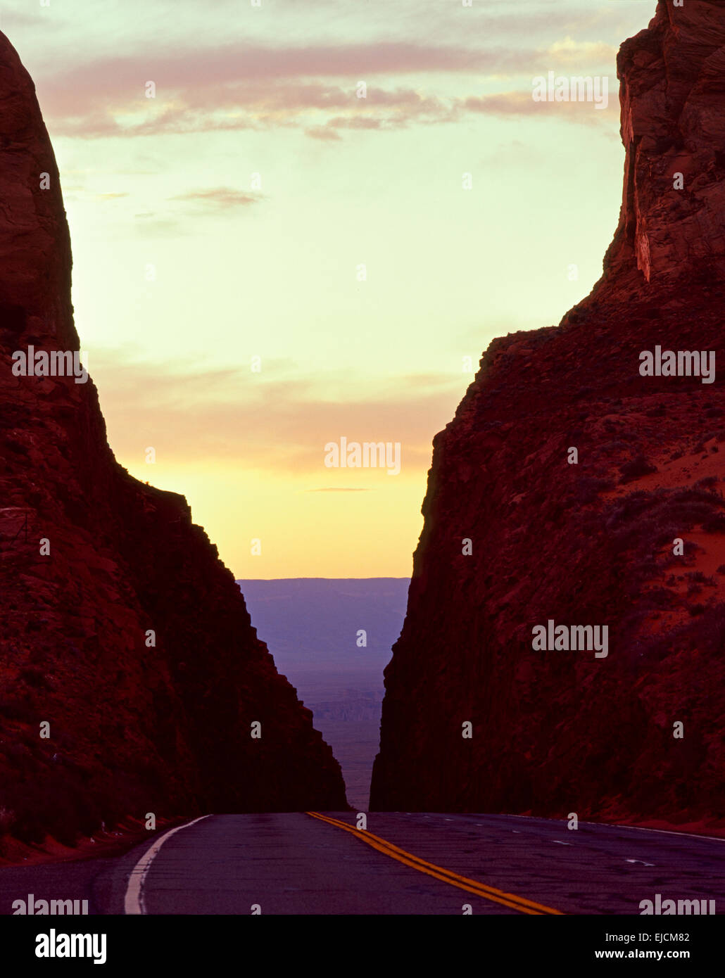 Highway 89 bei Sonnenuntergang, südlich von Page, Arizona Stockfoto