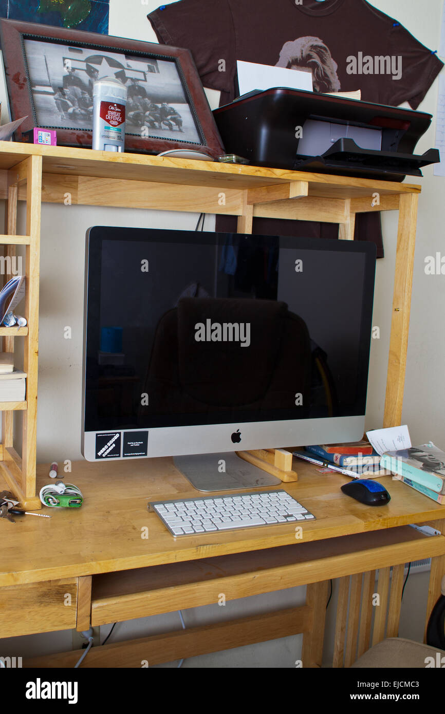 Eine Mannliche College Studenten Schreibtisch Mit Imac Computer