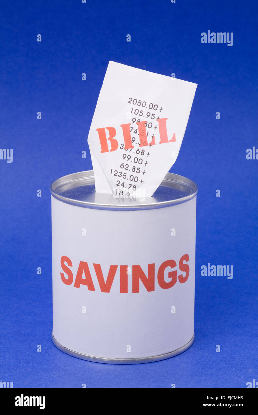 Spardose und Rechnungen, Konzept der Finanzproblem, Konkurs Stockfoto