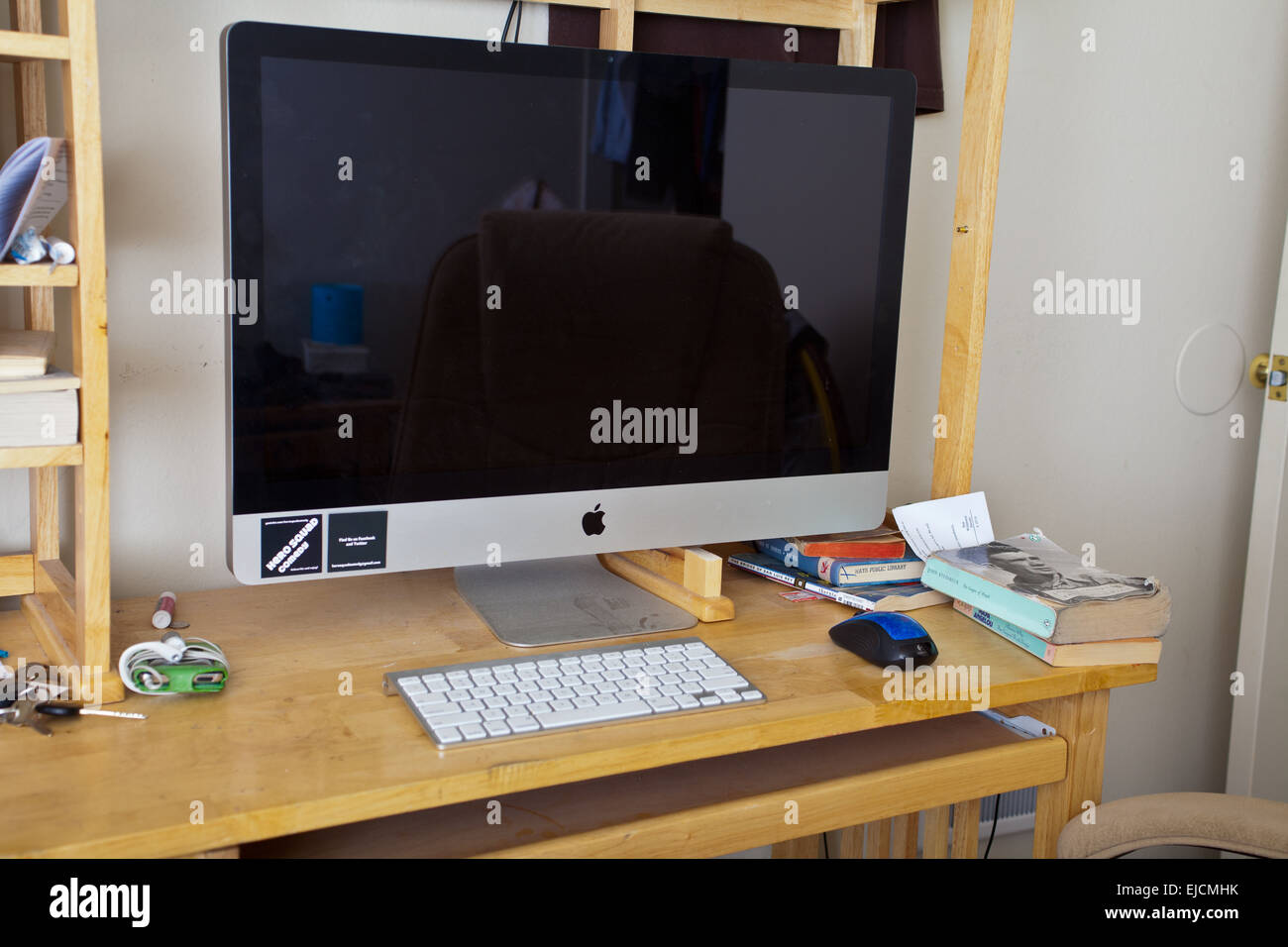 Eine Mannliche College Studenten Schreibtisch Mit Imac Computer