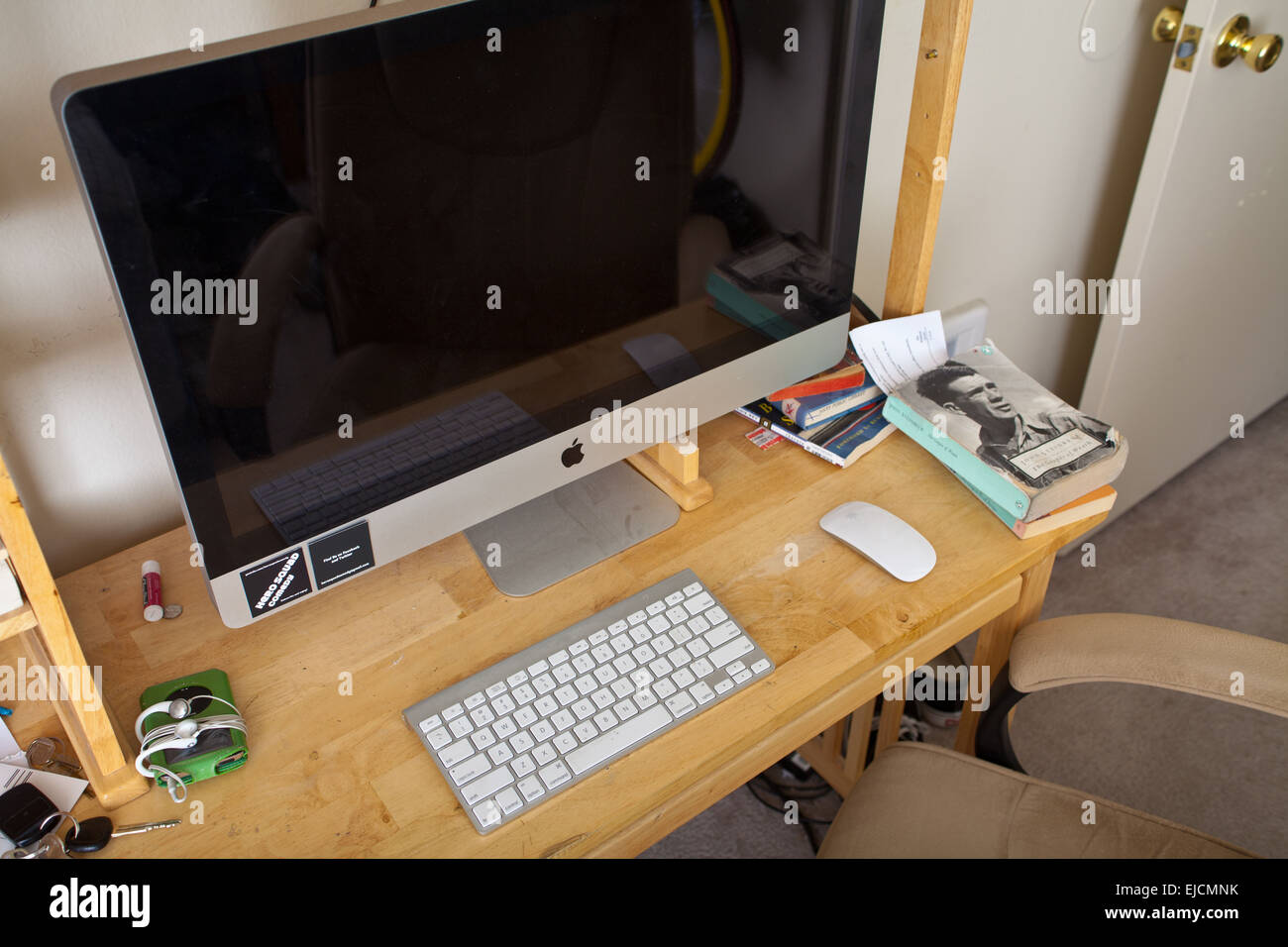 Eine männliche College Studenten Schreibtisch mit Imac-Computer, Ipod und eine Kopie von John Steinbecks Früchte des Zorns Stockfoto