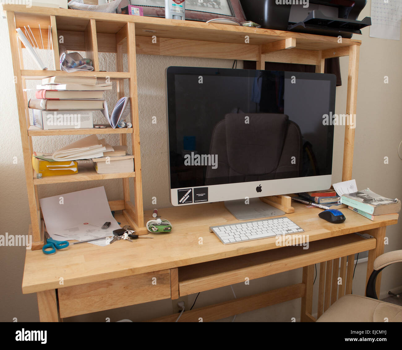 Eine Mannliche College Studenten Schreibtisch Mit Imac Computer