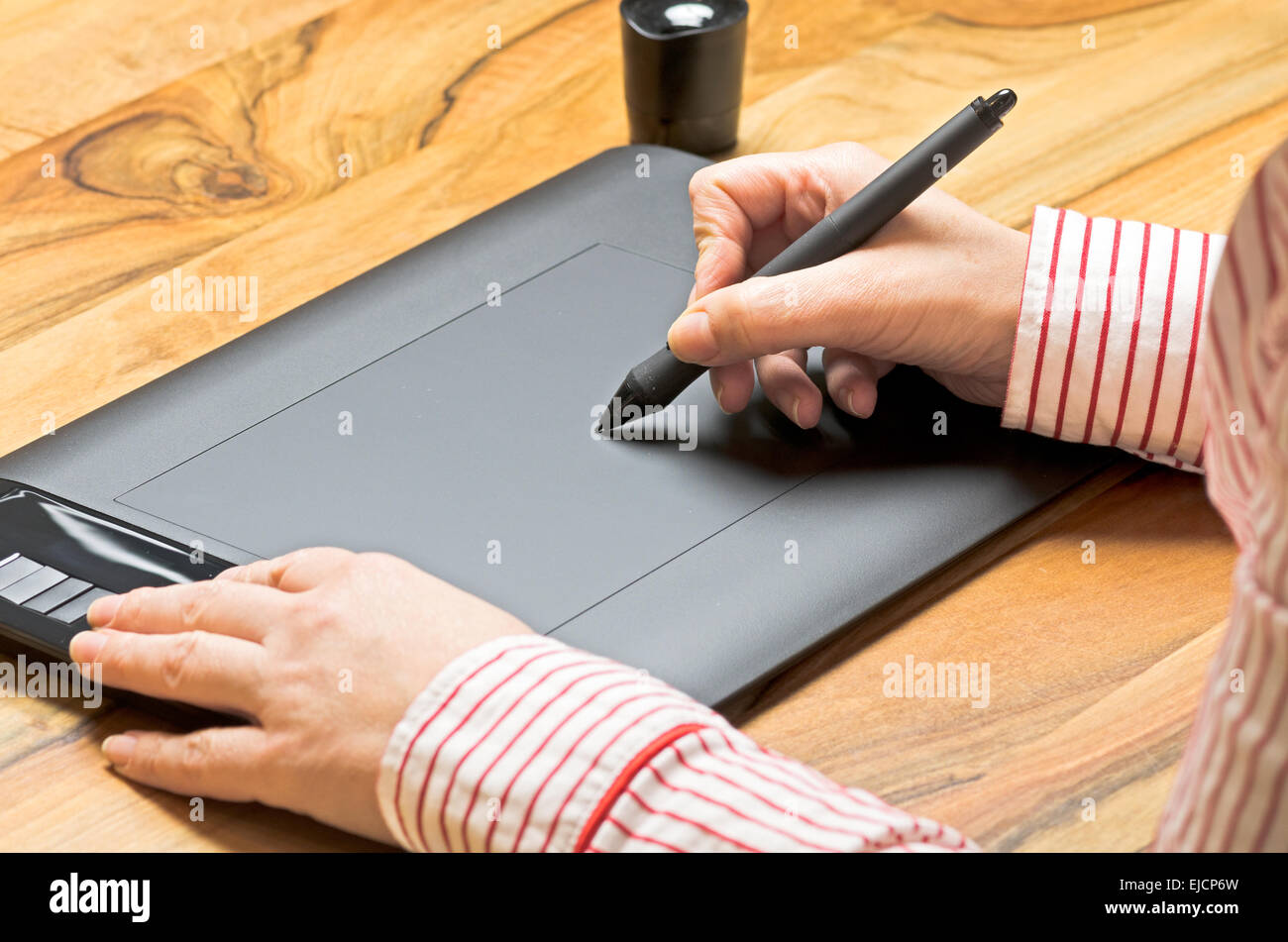 Hand mit Grafiktablett Stockfoto