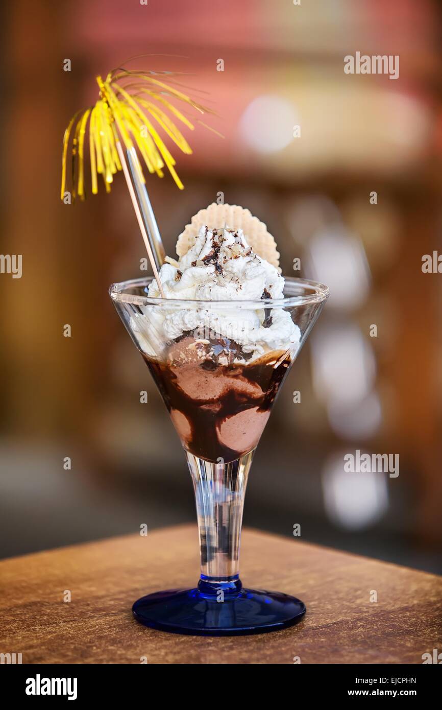 Eisbecher mit schoko Stockfotos und -bilder Kaufen - Alamy