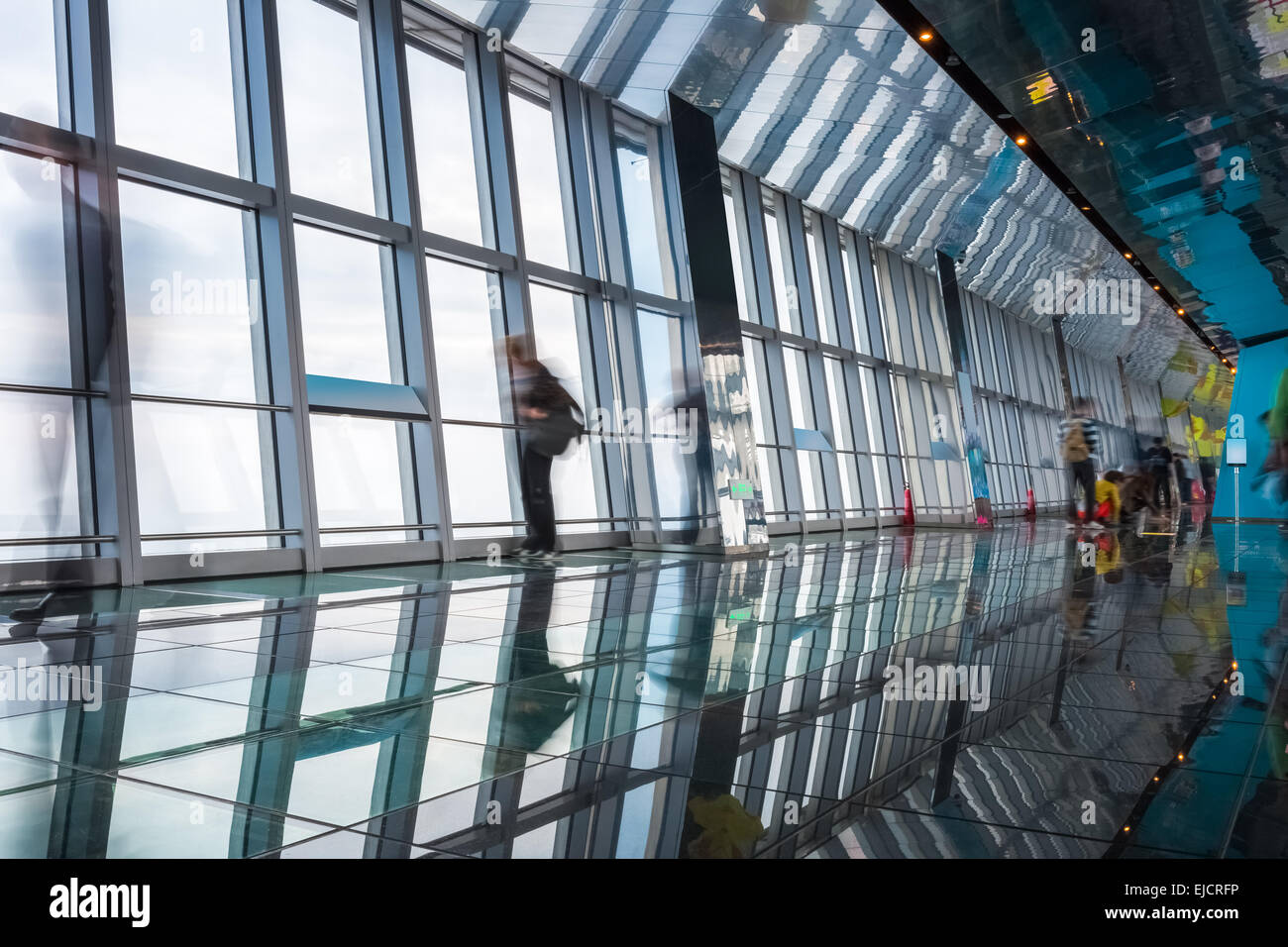 transparenten Aussichtsplattform in einem Hochhaus Stockfoto