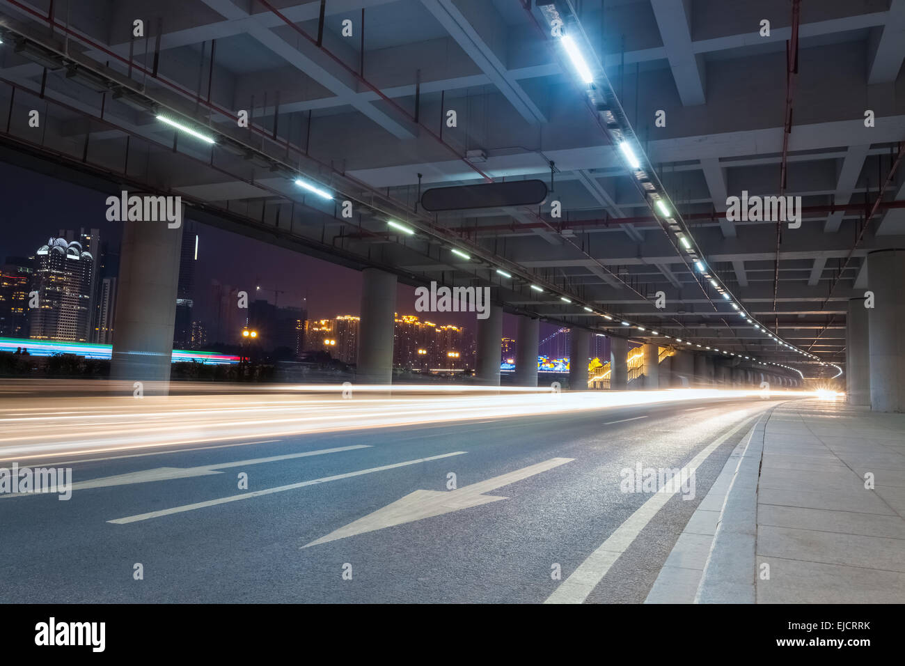 Lichtspuren in der Guangzhou-Turm Stockfoto