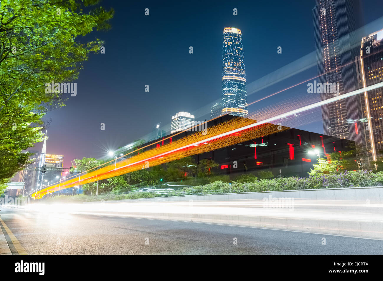 Lichtspuren auf der Stadt-Straße Stockfoto