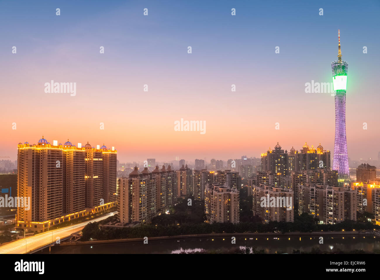 Guangzhou-Turm bei Einbruch der Dunkelheit Stockfoto