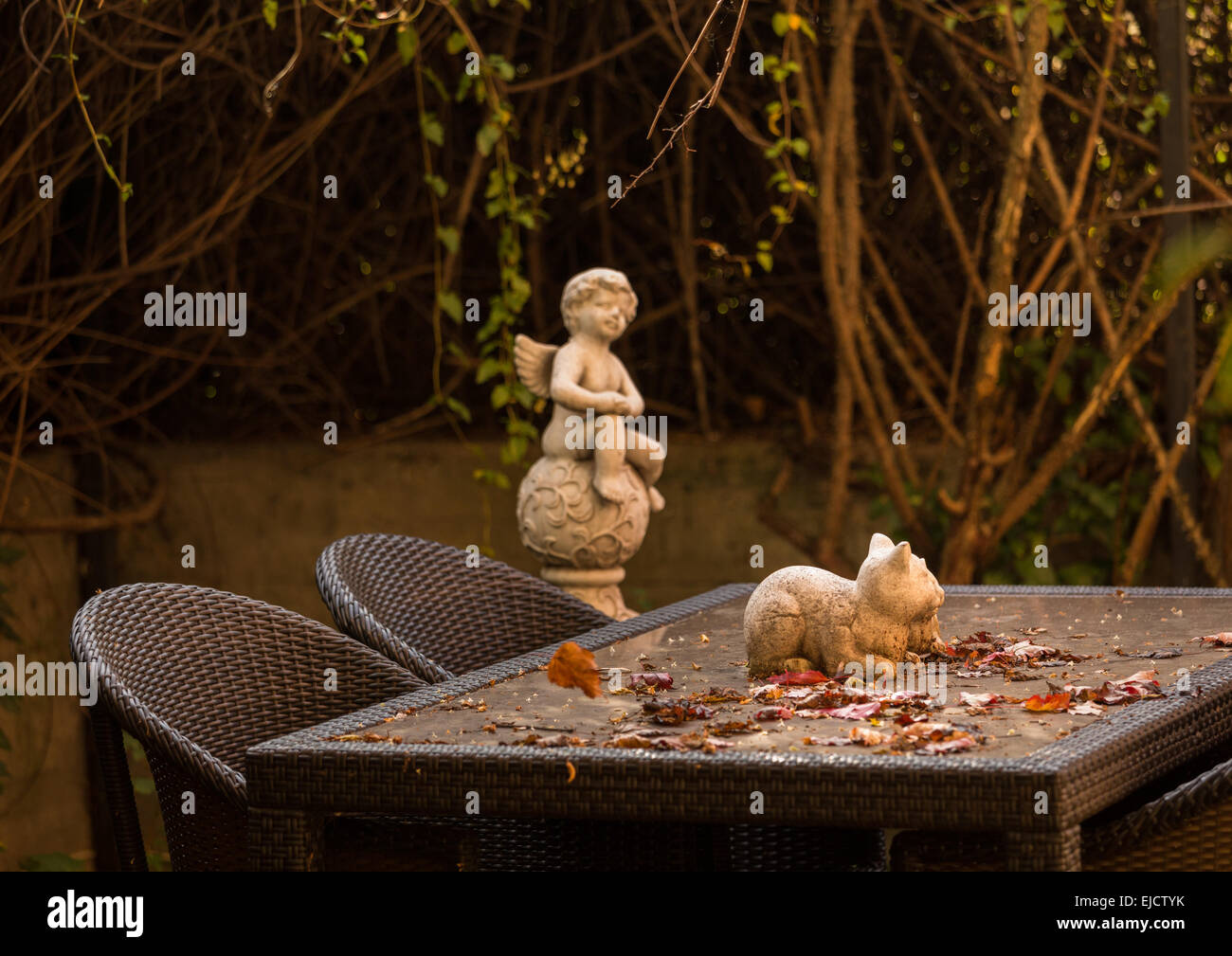 Warm und gemütlich rustikalen Garten mit Tisch Stockfoto