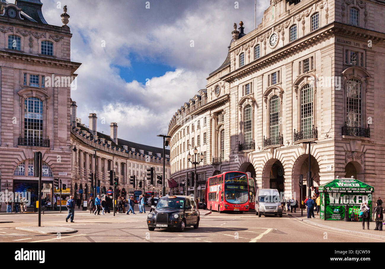 Ein Taxi und ein London-Bus am Eingang zum Regent Street, London, England, UK. Stockfoto