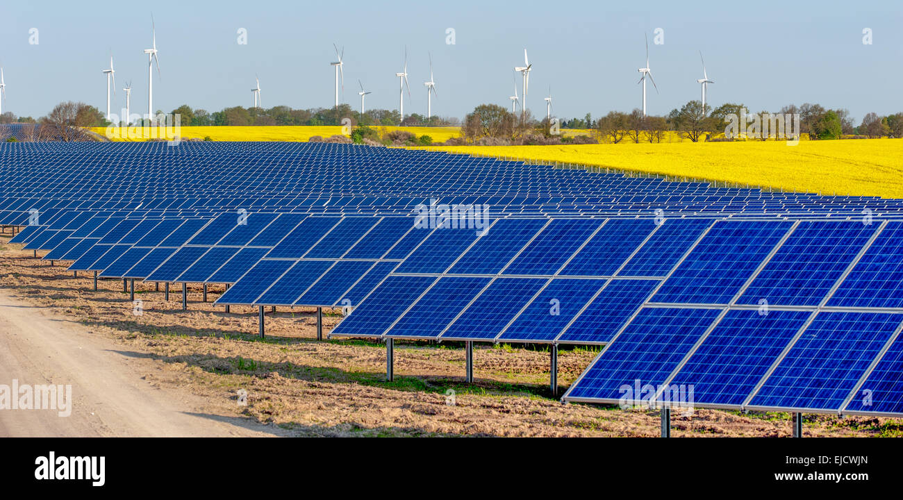 Windturbinen und Solarzellen Stockfoto