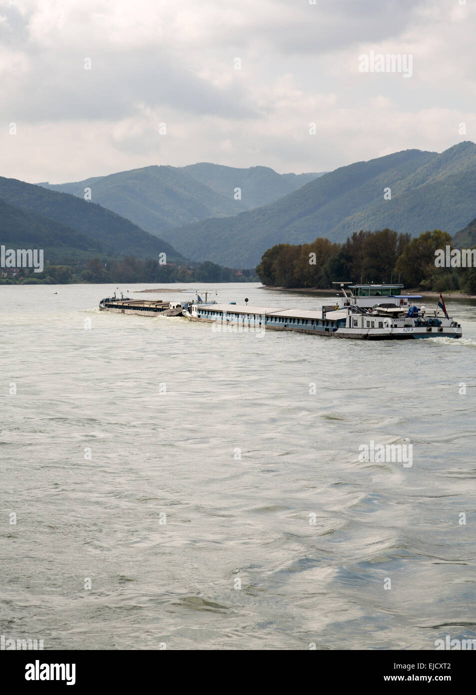 Fracht-Schiff auf der Donau in Österreich Stockfoto