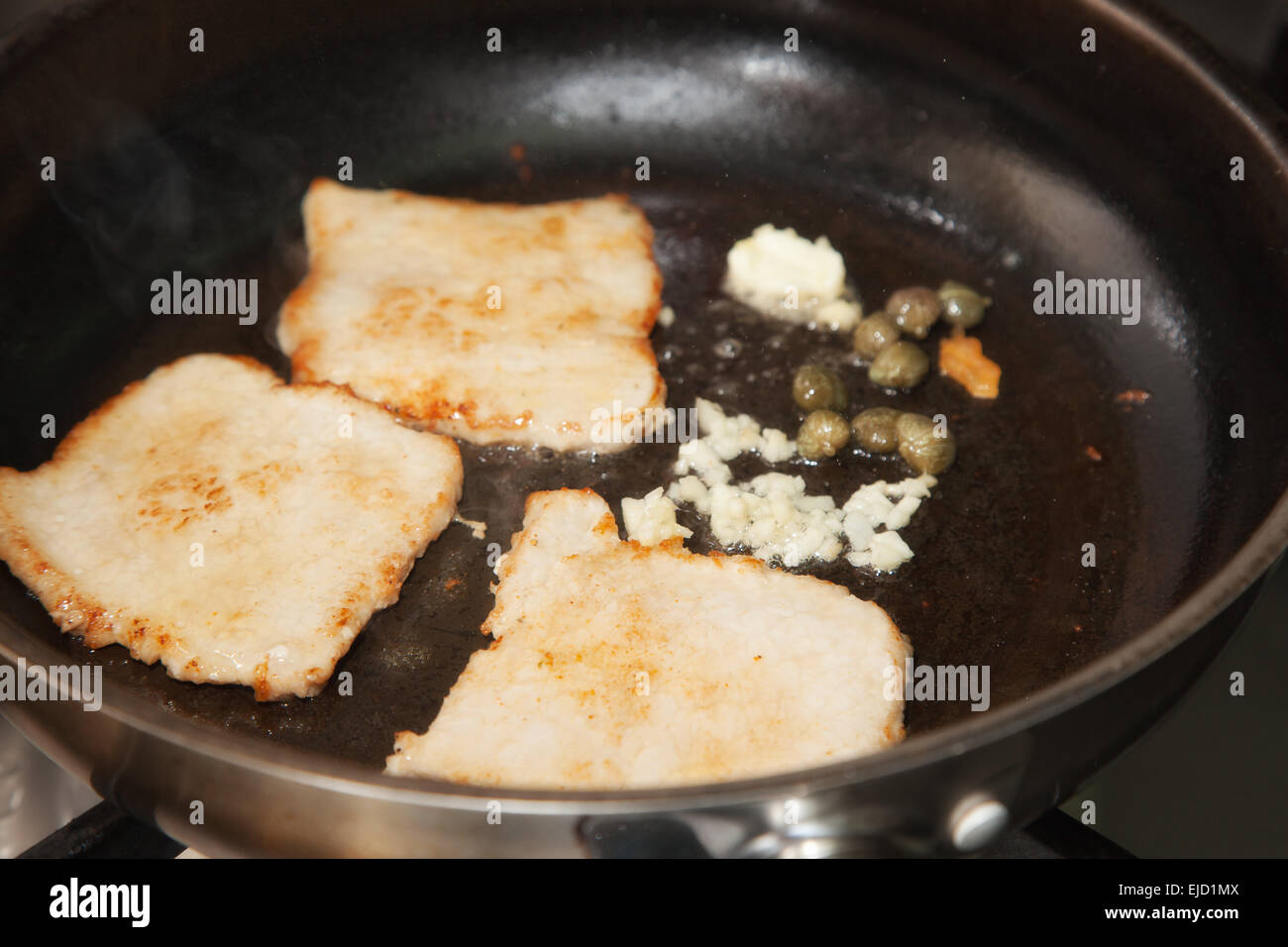 Braten Sie das Fleisch in einer Pfanne erhitzen Stockfoto