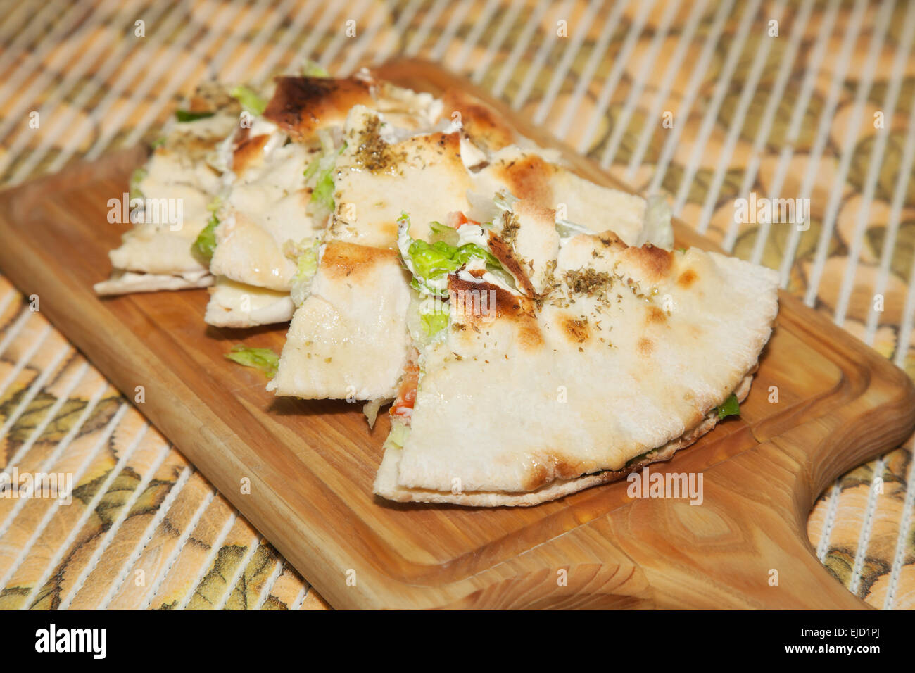 frisch zubereitete Pizza Calzone. Stücke Stockfoto