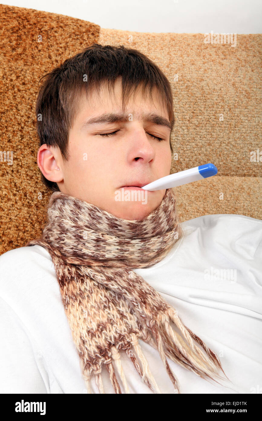 Kranker Teenager mit Thermometer Stockfoto