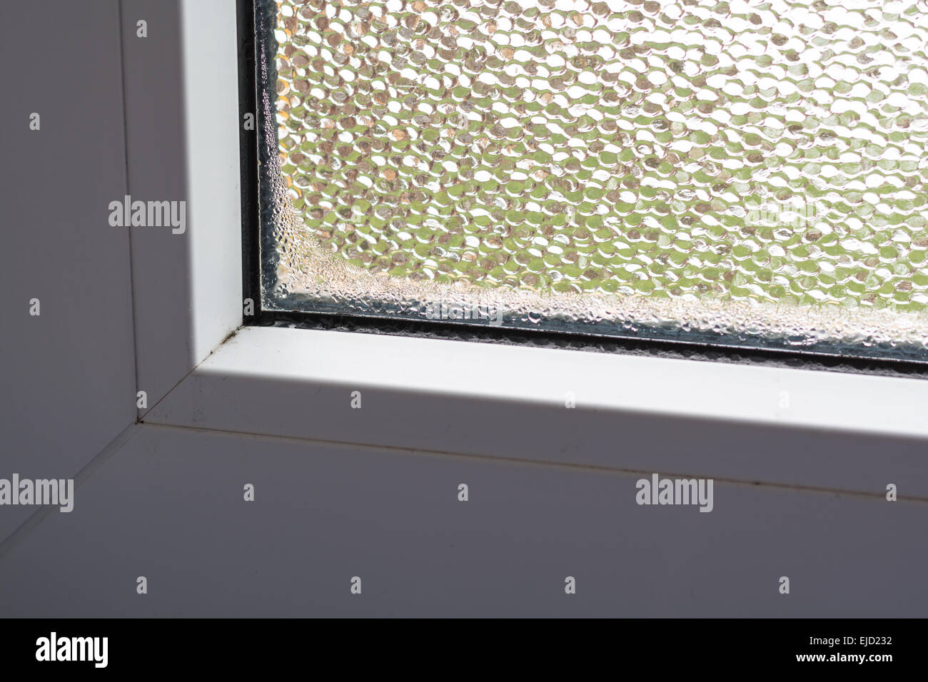 Luftentfeuchter mit Touch Panel funktioniert durch nasse Fenster in der  Wohnung. Die Luftfeuchtigkeit auf Fenster geschrieben. Hohe Feuchtigkeit  Konzept Stockfotografie - Alamy
