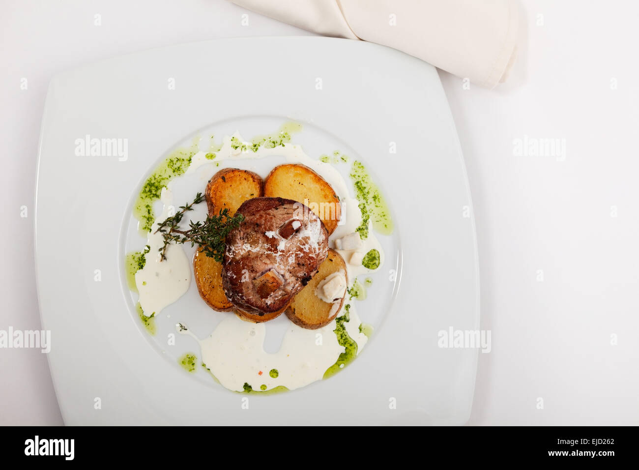 gekochten Gericht aus Fleisch auf einem Teller. Close-up Stockfoto