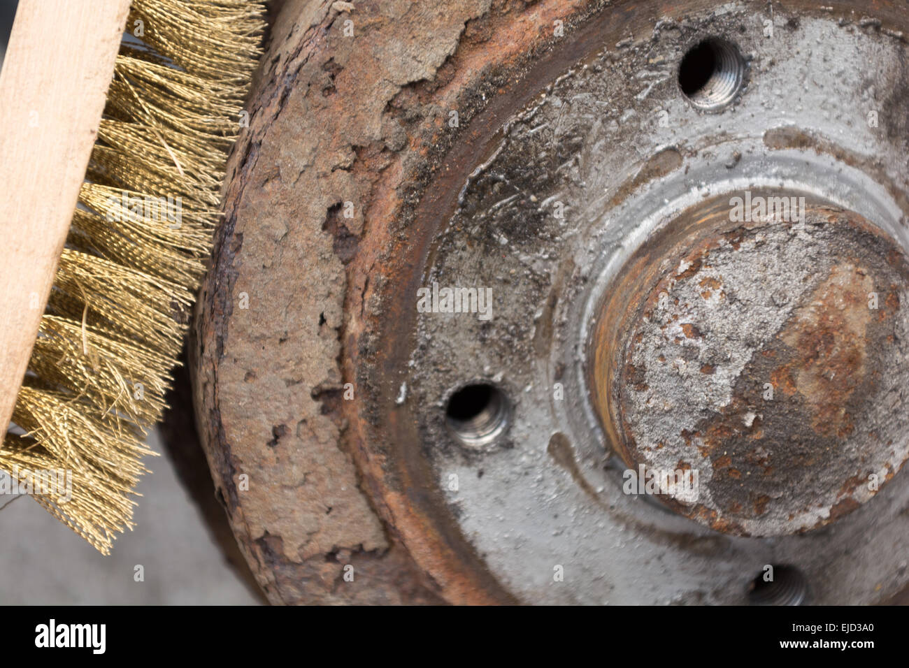 Reinigen Sie mit einem Draht Bürste Bremstrommel Stockfoto
